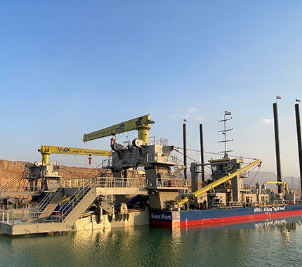 A maior draga de escavação do mundo, no Egito.