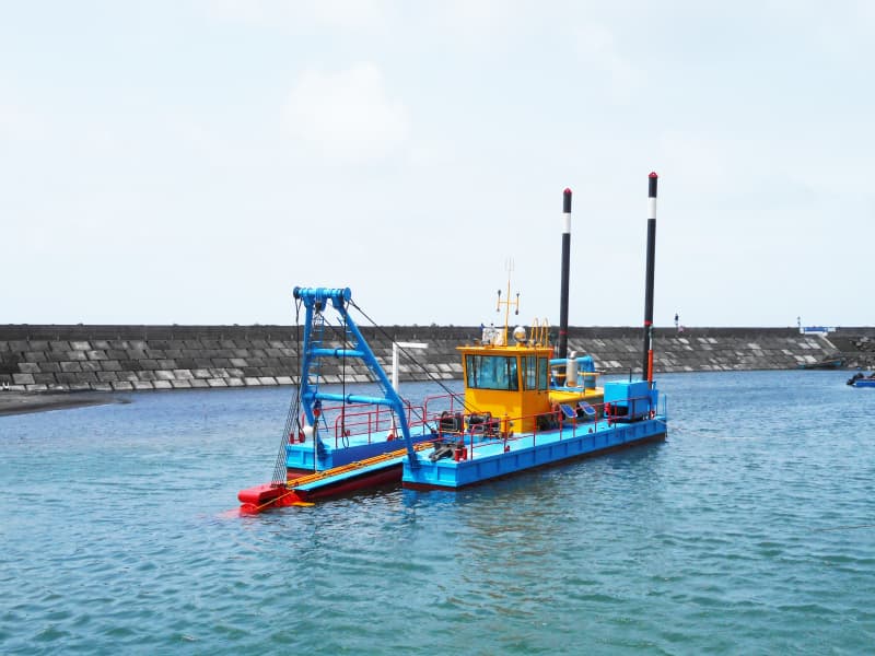 A draga de areia JLCSD200 tem uma capacidade de bombeamento de 500 m³/h e uma profundidade de dragagem de 6,0 m.