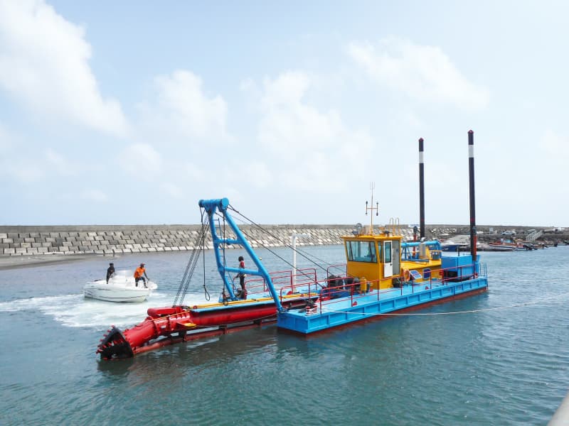 A draga de areia JLCSD200 tem uma capacidade de bombeamento de 500 m³/h e uma profundidade de dragagem de 6,0 m.