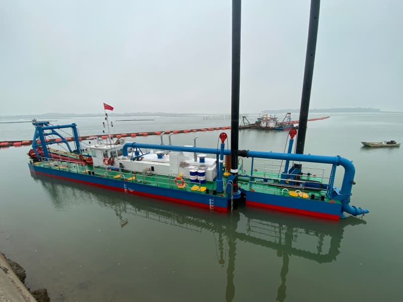 Draga de sucção com cortador JLCSD400 de 16 polegadas, capacidade de 2500 m³/h para extração de areia em rios.