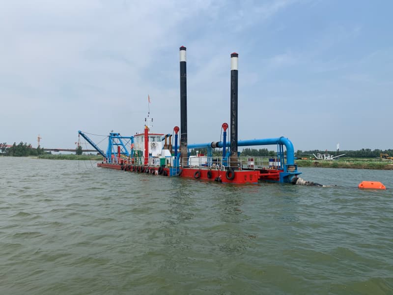 Draga de sucção com cortador JLCSD400 de 16 polegadas, capacidade de 2500 m³/h para extração de areia em rios.
