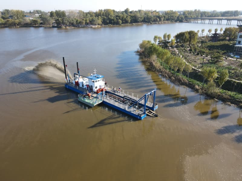 Draga submersível com bomba cortadora de areia e draga de sucção para dragagem em profundidades maiores.