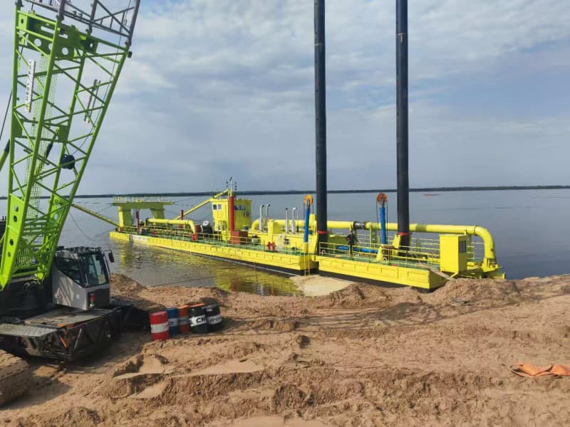 Draga submersível com bomba cortadora de areia e draga de sucção para dragagem em profundidades maiores.