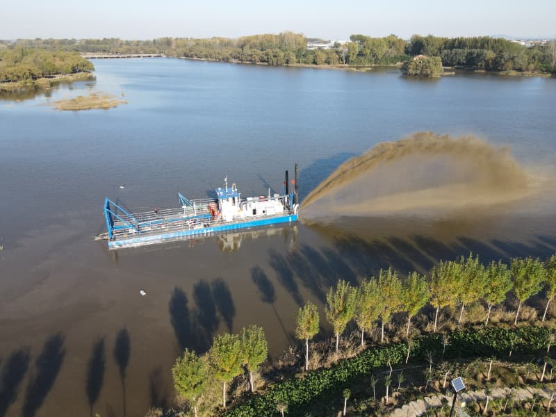 Draga submersível com bomba cortadora de areia e draga de sucção para dragagem em profundidades maiores.