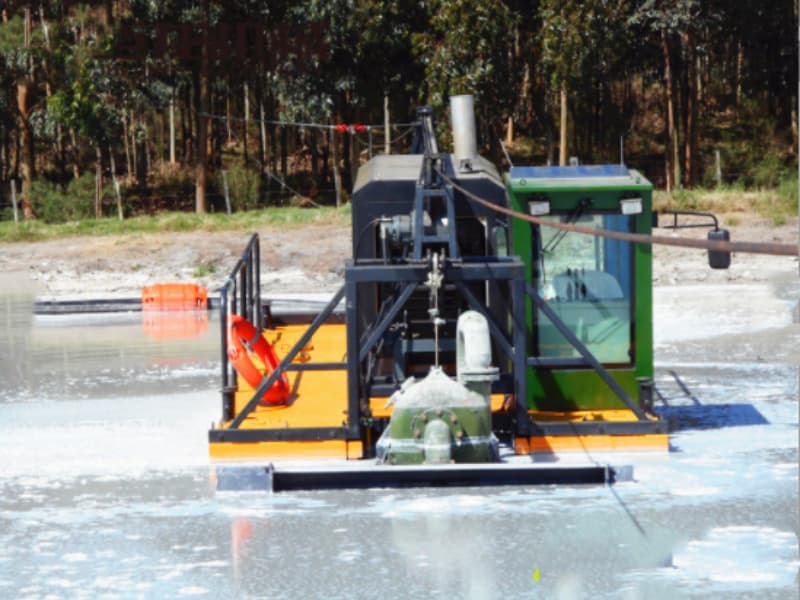 Draga de sucção com cabeça helicoidal e propulsão hidráulica para dragagem de rios, lagos e lagoas.