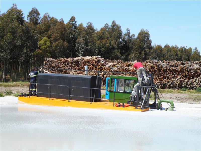Draga de sucção com cabeça helicoidal e propulsão hidráulica para dragagem de rios, lagos e lagoas.