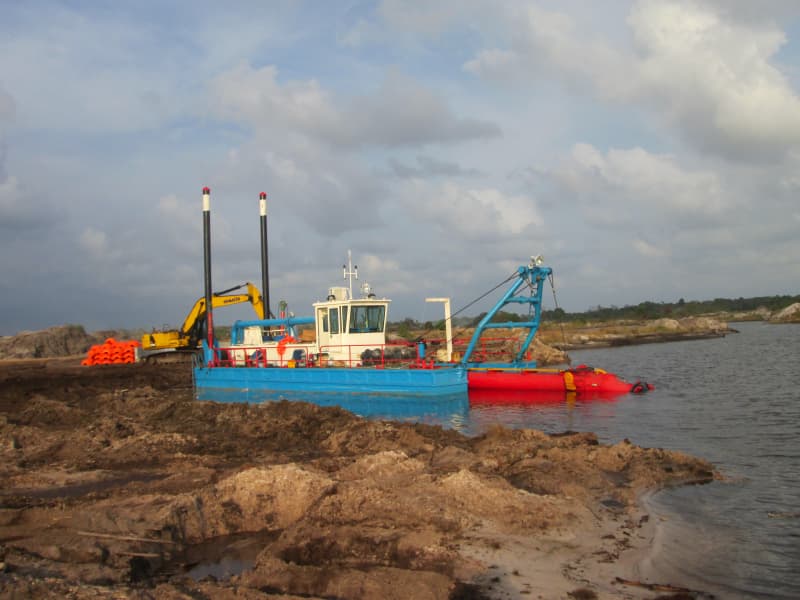 Draga de sucção de areia JLCSD250 de alta eficiência, com capacidade de 800 m³/h, ideal para dragagem fluvial em mineração.