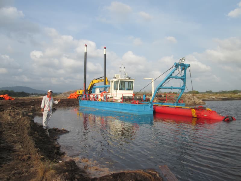 Draga de sucção de areia JLCSD250 de alta eficiência, com capacidade de 800 m³/h, ideal para dragagem fluvial em mineração.