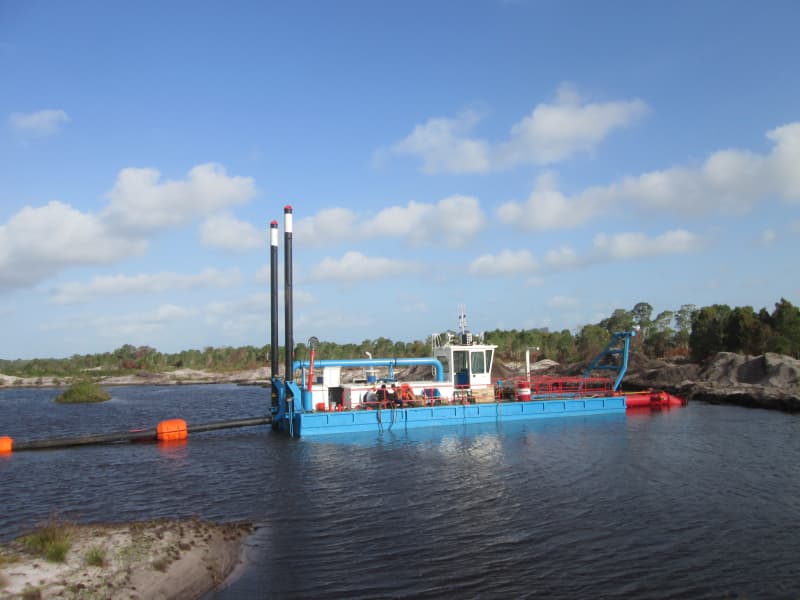 Draga de sucção de areia JLCSD250 de alta eficiência, com capacidade de 800 m³/h, ideal para dragagem fluvial em mineração.
