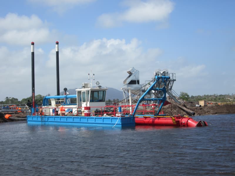 Draga de sucção de areia JLCSD250 de alta eficiência, com capacidade de 800 m³/h, ideal para dragagem fluvial em mineração.